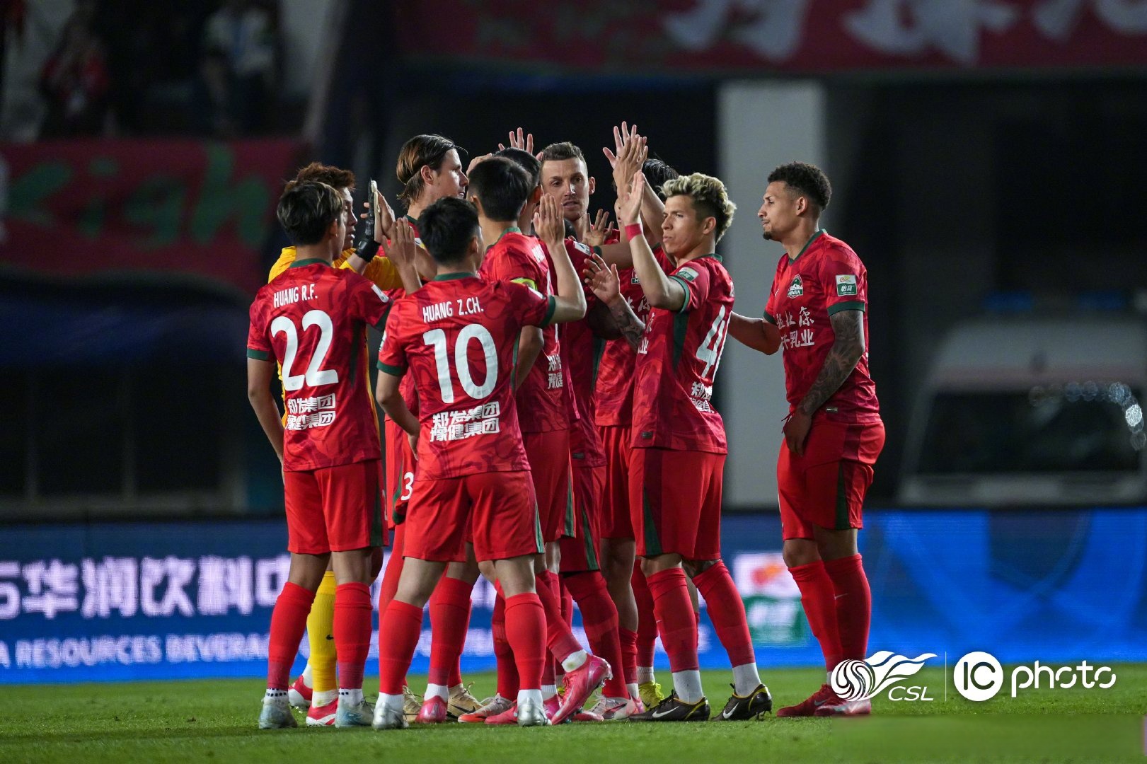 赛地聚焦:中超今晨热度飙升,上海海港门线救险,压力陡增,团队化学反应显著的简单介绍 赛地聚焦:中超今晨热度飙升,上海海港门线救险,压力陡增,团队化学反应显著的简单介绍